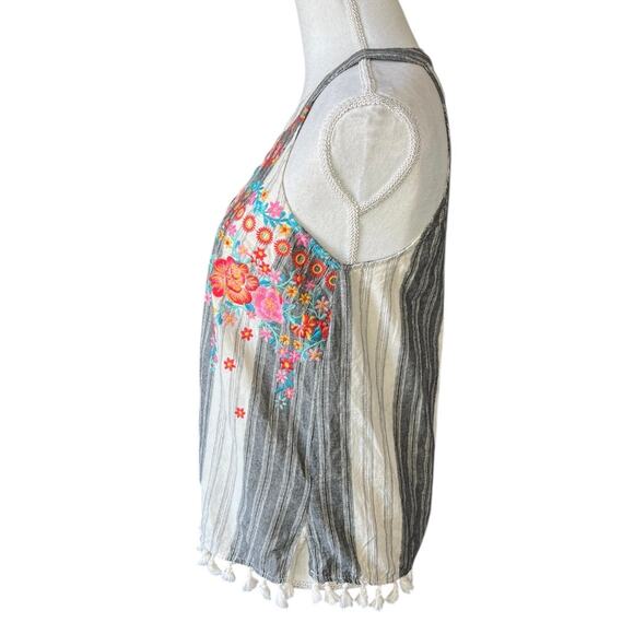 Savanna Jane Gray and White embroidered Sleeveless Graphic Tank Top boho chic - Picture 4 of 7